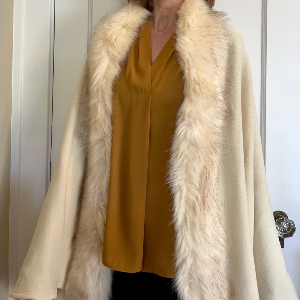 Stunning (faux) fur shawl